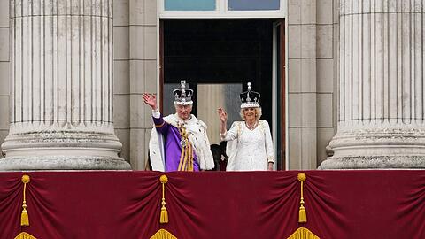 Als frisch Gekrönte grüßen Charles und Camilla am 6. Mai vom Balkon des Buckingham-Palastes die Menschen.