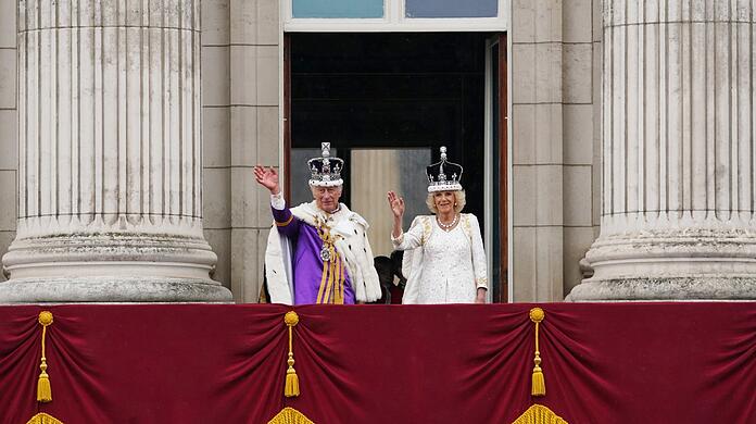 Als frisch Gekrönte grüßen Charles und Camilla am 6. Mai vom Balkon des Buckingham-Palastes die Menschen.