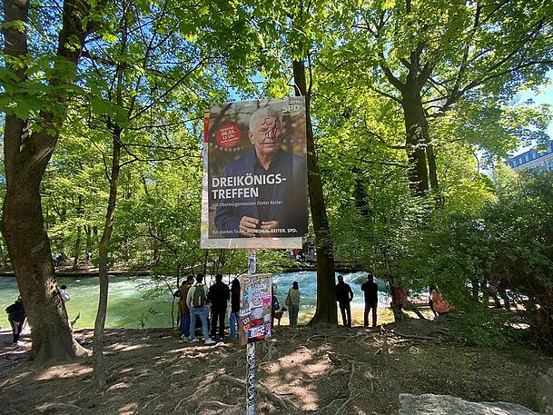 Alte Wahlplakate, die offenbar noch verf&uuml;gbar waren, wurden &uuml;ber die Tafel mit dem Hinweis aufs Surf-Verbot geh&auml;ngt.