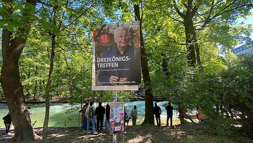Alte Wahlplakate, die offenbar noch verf&uuml;gbar waren, wurden &uuml;ber die Tafel mit dem Hinweis aufs Surf-Verbot geh&auml;ngt.