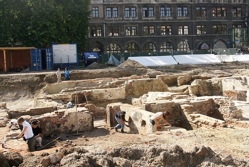Buddel-Zone: Hinter dem Rathaus ist der Boden nach wie vor aufgerissen. Eine Spielwiese nur für Archäologen.