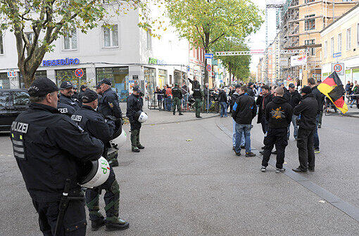 Etwa 20 Kundgebungsteilnehmer, über 1.000 Polizisten und insgesamt etwa 1.500 Gegendemonstranten: Das ist die Bilanz vom Münchner Demo-Samstag.