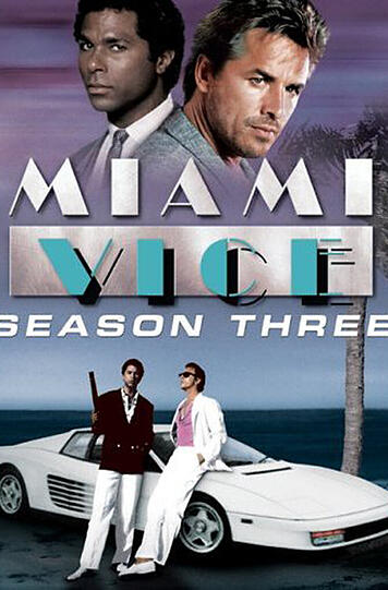 Sonny Crockett (Don Johnson) und Ricardo Tubbs (Philip Michael Thomas) vor ihrem weißen Ferrari.