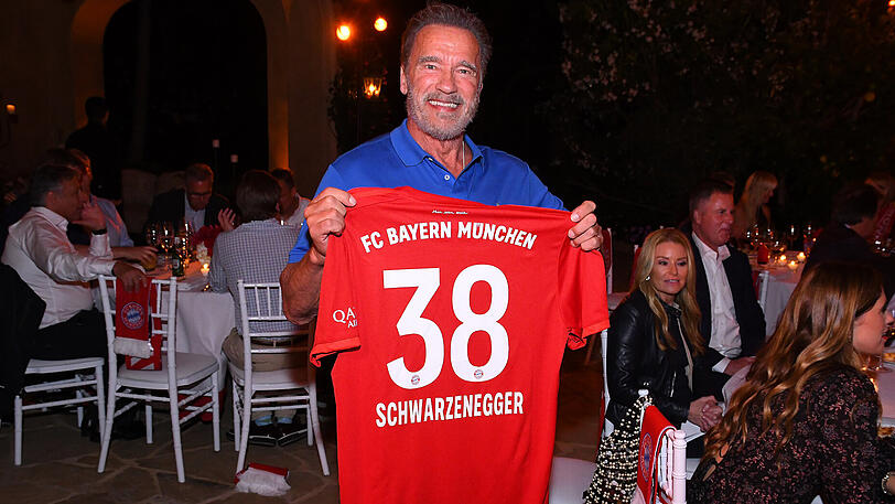 Die Nummer 38: Schwarzenegger mit seinem Trikot des FC Bayern.