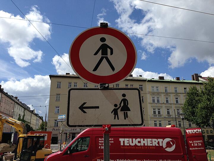 Lustiges Schild: Durchgang für Männer verboten. Frauen mit Kinder dürfen passieren.