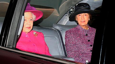 Die britische Königin Elizabeth II. (l) und ihre damalige Hofdame Lady Susan Hussey in einer Limousine.