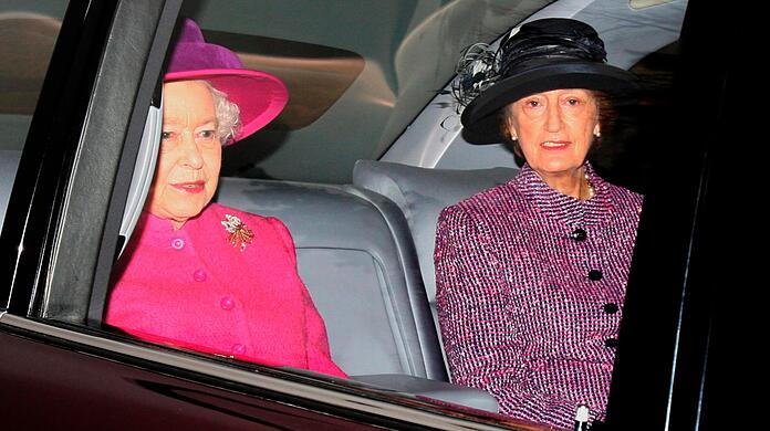 Die britische Königin Elizabeth II. (l) und ihre damalige Hofdame Lady Susan Hussey in einer Limousine.