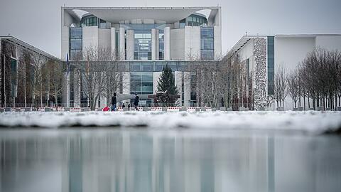 Blick auf das Bundeskanzleramt: In der Haushaltskrise rechnet SPD-Chefin Esken damit, dass der Bundeshaushalt für 2024 noch in diesem Jahr abgeschlossen werden kann.