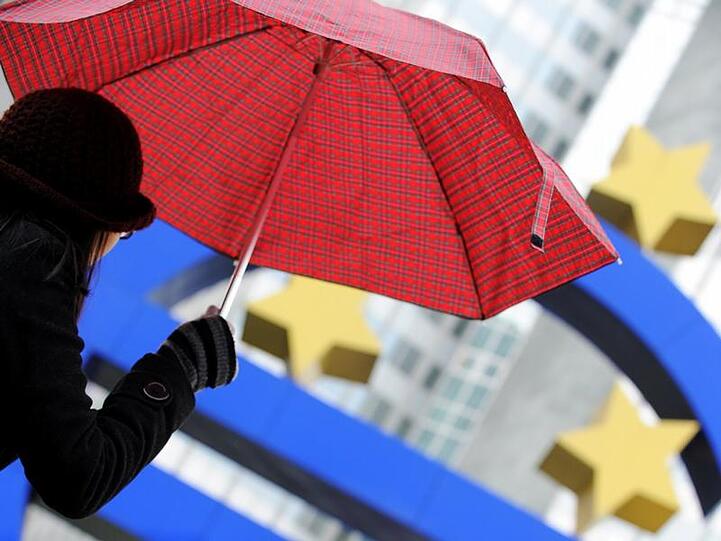 Eine Touristin vor der Euro-Skulptur in Frankfurt am Main: In Brüssel diskutieren die EU-Finanzminister über die Ausgestaltung des Rettungsschirms für Irland