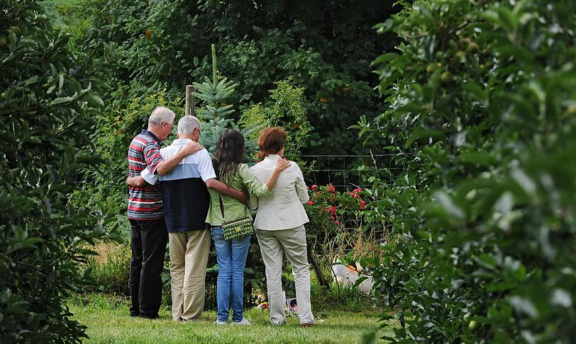 Blumen, Gebete und Kerzen: Angehörige an der Absturzstelle in Überlingen.
