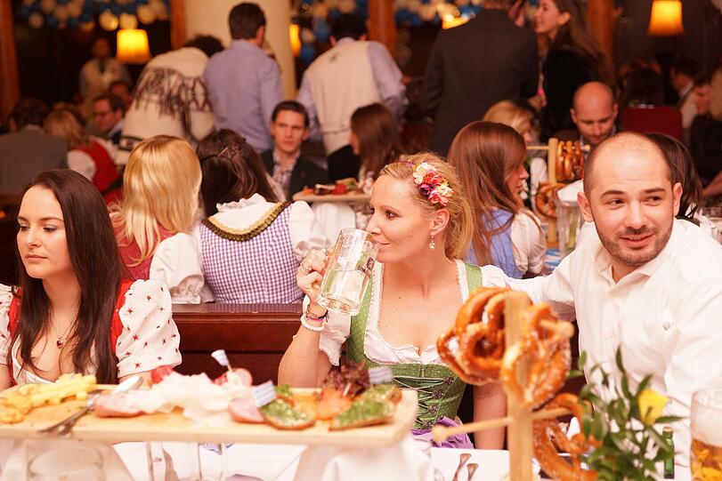 Wiesn-Halbzeit: Immer wenn es noch knapp ein halbes Jahr bis zum Oktoberfest ist, feiern die Münchner im Franziskaner. Die Bilder vom sexy Wiesn-Warm-up.