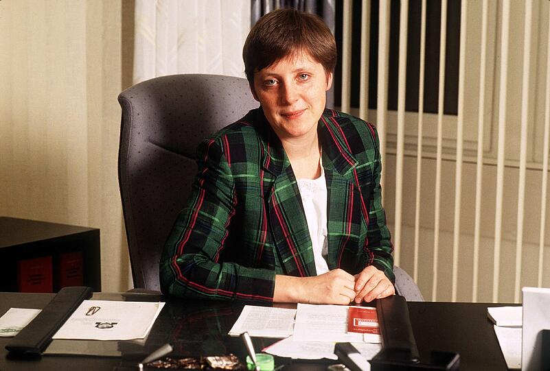 Als Ministerin für Frauen und Jugend Angela Merkel (Deutschland/CDU) in ihrem Büro in Bonn