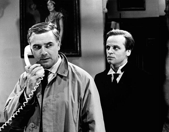 1963: Joachim Fuchsberger mit Klaus Kinski im Edgar Wallace-Film "Der Schwarze Abt".