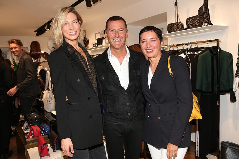 Sarah Brandner mit Pier Paolo Righi (CEO Karl Lagereld) und Iris Righi (CEO Escada)