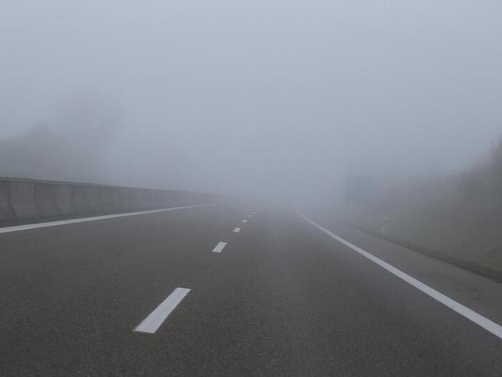 Morgennebel liegt über der Autobahn A96. Foto: Karl-Josef Hildenbrand/dpa
