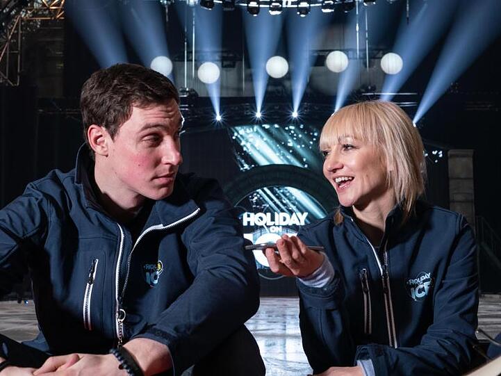 Die Eiskunstläufer Bruno Massot (l) und Aljona Savchenko sitzen am Rand der Eisbahn von Holiday on Ice.