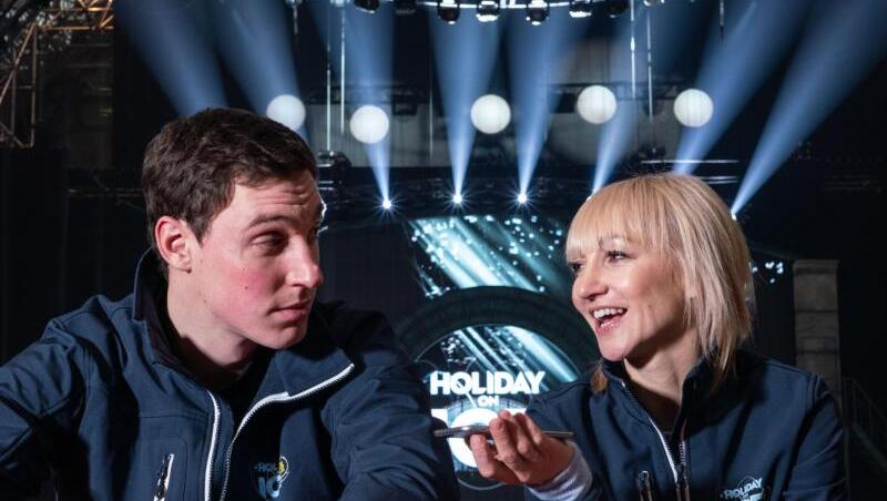 Die Eiskunstläufer Bruno Massot (l) und Aljona Savchenko sitzen am Rand der Eisbahn von Holiday on Ice. Die Eiskunstläufer Bruno Massot (l) und Aljona Savchenko sitzen am Rand der Eisbahn von Holiday on Ice.
