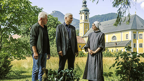 Ivo Batic (Miroslav Nemec) und Franz Leitmayr (Udo Wachveitl, links) verhören Schwester Antonia (Maresi Riegner).