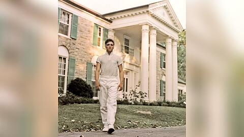Elvis Presley im Jahr 1957 in Graceland wenige Monate nachdem er das Anwesen in Memphis erworben hatte.