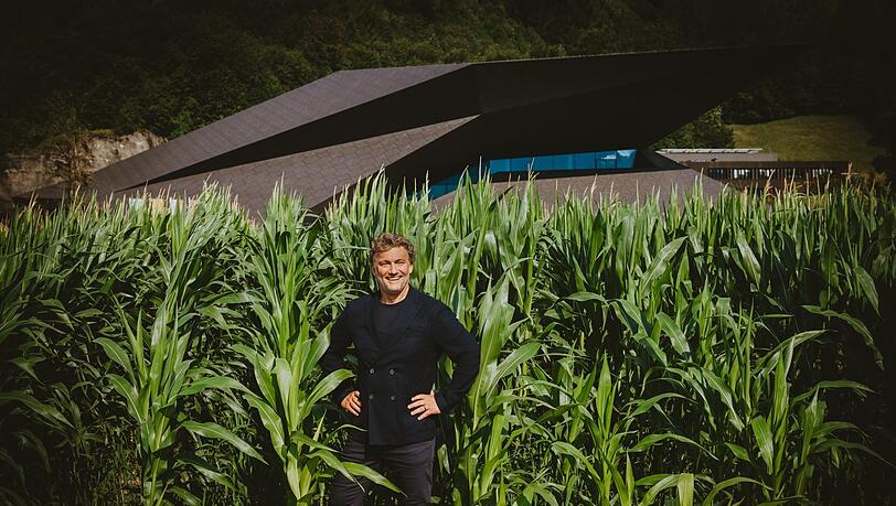 Jonas Kaufmann im Maisfeld vor dem Festspielhaus.
