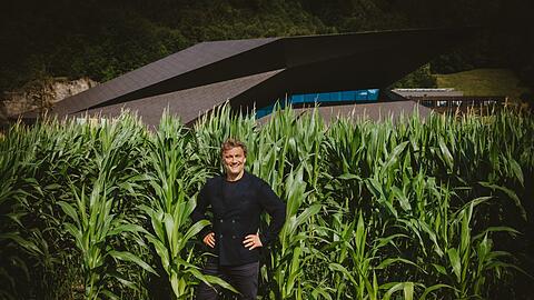Jonas Kaufmann im Maisfeld vor dem Festspielhaus.