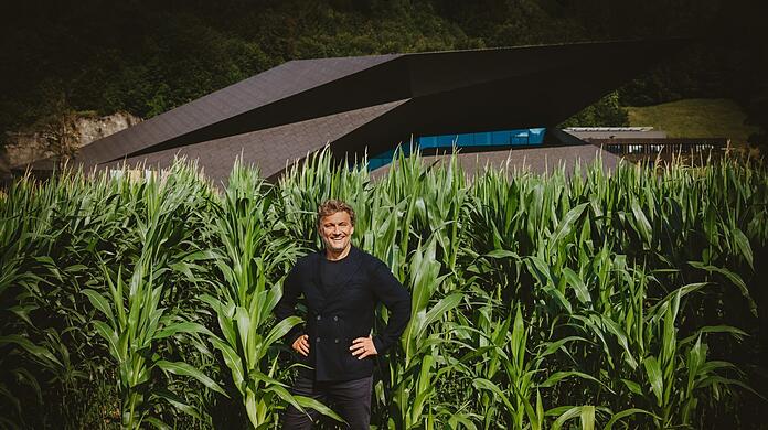 Jonas Kaufmann im Maisfeld vor dem Festspielhaus.