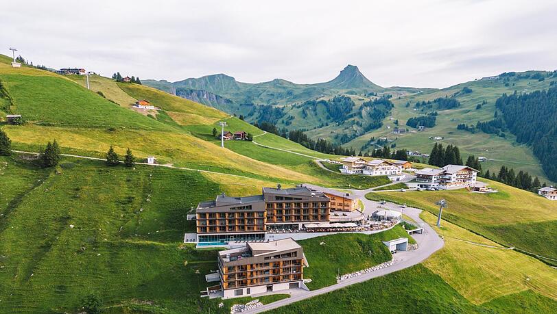 Das Vier-Sterne-Superior-Hotel Alpenstern liegt auf knapp 1600 Metern in Oberdamüls. Das Vier-Sterne-Superior-Hotel Alpenstern liegt auf knapp 1600 Metern in Oberdamüls.