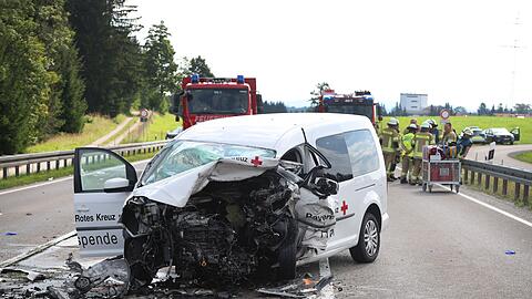 Bei dem Unfall starb ein Mitarbeiter des Bayerischen Roten Kreuzes w&auml;hrend einer Dienstfahrt.