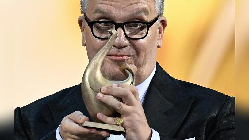 Die Goldene Henne 2026: Hape Kerkeling mit seiner Troph&auml;e.