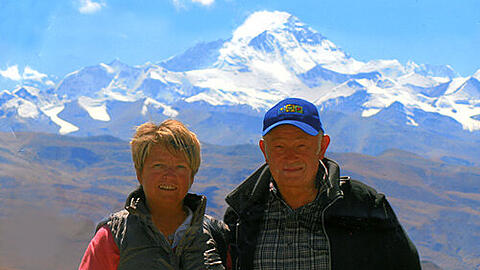 Marga und Günther Beckstein in Tibet: Im Hintergrund ist der Mount Everest, mit 8848 Meter der höchste Berg der Erde, zu sehen.