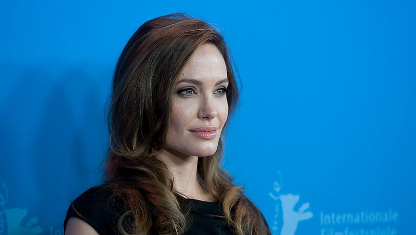 Schauspielerin Angelina Jolie stellte in Berlin ihren neuen Film vor. In "In the Land of Blood and Honey" spielte sie aber nicht mit, sondern führte Regie. Schauspielerin Angelina Jolie stellte in Berlin ihren neuen Film vor. In "In the Land of Blood and Honey" spielte sie aber nicht mit, sondern führte Regie.