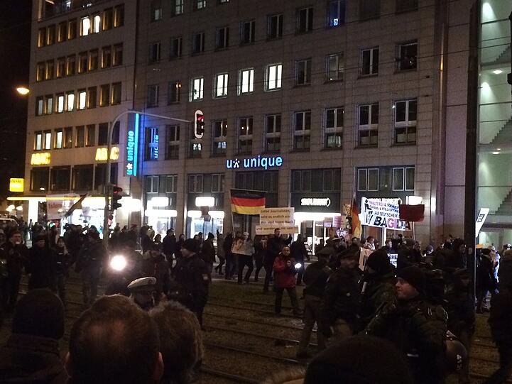Die Bagida marschiert los. Begleitet von den üblichen Schmährufen!