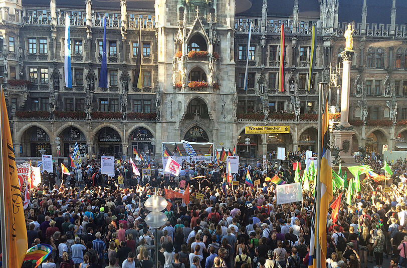 Hunderte demonstrieren gegen die Bagida-Kundgebung.