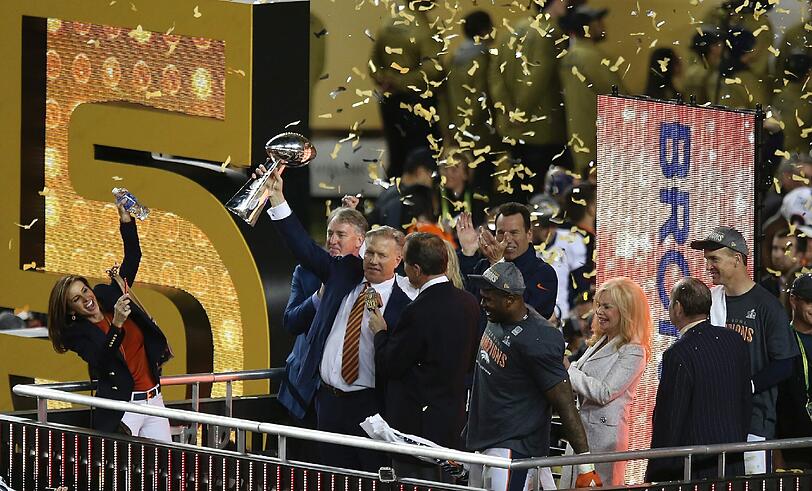 Der Manager der Denver Broncos John Elway mit der Trophäe