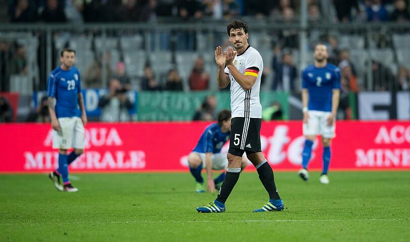MATS HUMMELS: NOTE 2.
Nach Muskelverhärtung war der Abwehrchef wieder fit, agierte halblinks in der Dreierkette und hielt den Laden zusammen. Nach Müllers Auswechslung Kapitän.
