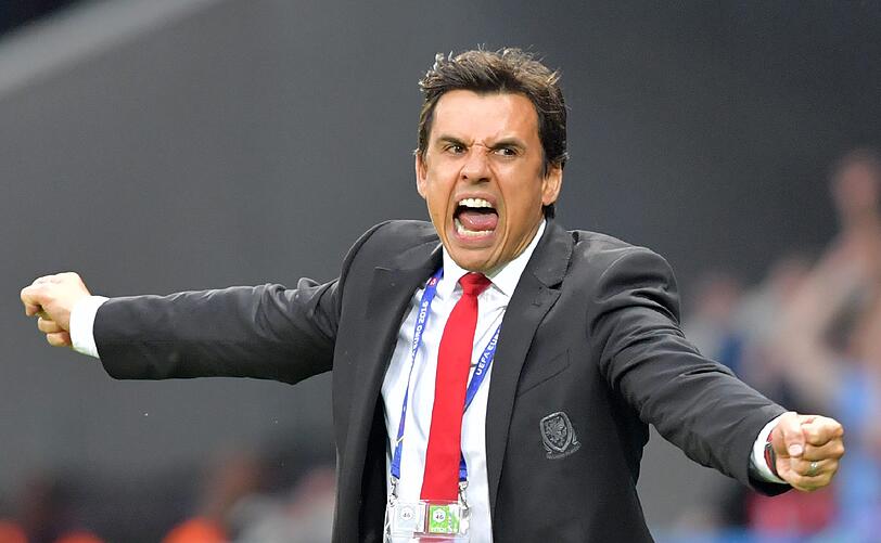 Trainer Chris Coleman feiert den Wahnsinns-Erfolg seiner Mannschaft.