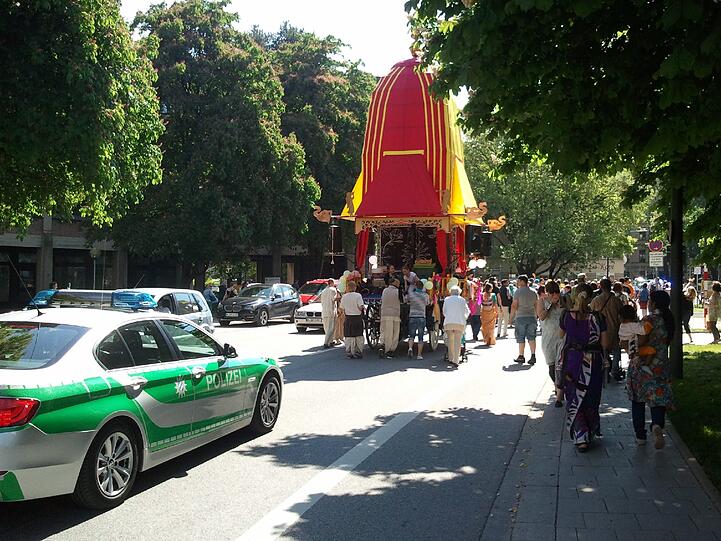 Die Polizei fährt mit. Ärger gibt es hier aber keinen.
