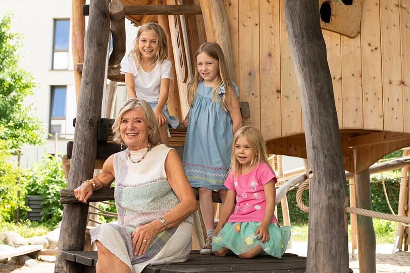 Jutta Speidel, Gründerin und erste Vorsitzende von HORIZONT e.V., mit Kindern.