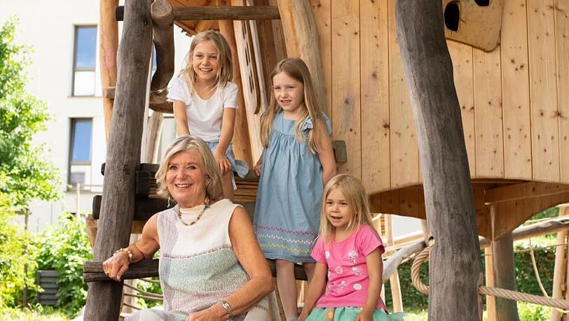 Jutta Speidel, Gründerin und erste Vorsitzende von HORIZONT e.V., mit Kindern. Jutta Speidel, Gründerin und erste Vorsitzende von HORIZONT e.V., mit Kindern.