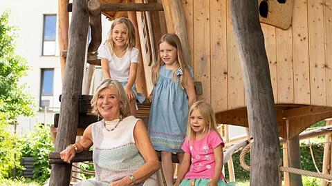 Jutta Speidel, Gründerin und erste Vorsitzende von HORIZONT e.V., mit Kindern.