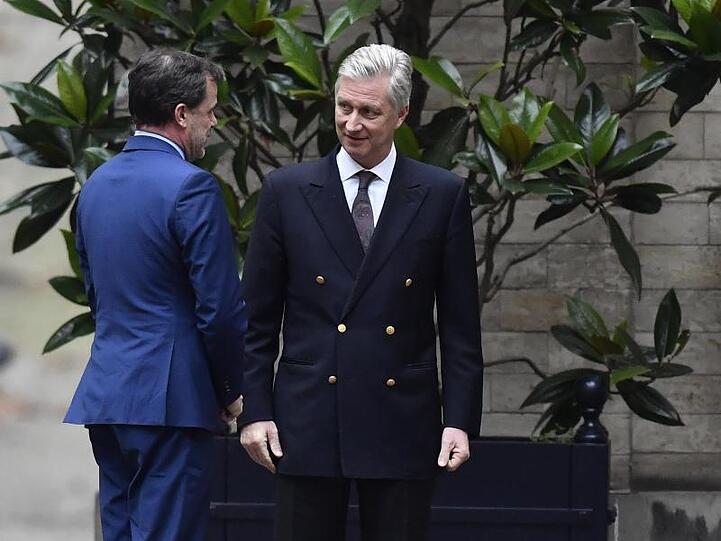 König Philippe von Belgien und Benoit Lutgen (l), Parteivorsitzender der CDH, sprechen nach einem Treffen im Königspalast.