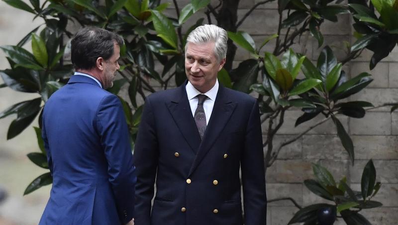 König Philippe von Belgien und Benoit Lutgen (l), Parteivorsitzender der CDH, sprechen nach einem Treffen im Königspalast. König Philippe von Belgien und Benoit Lutgen (l), Parteivorsitzender der CDH, sprechen nach einem Treffen im Königspalast.