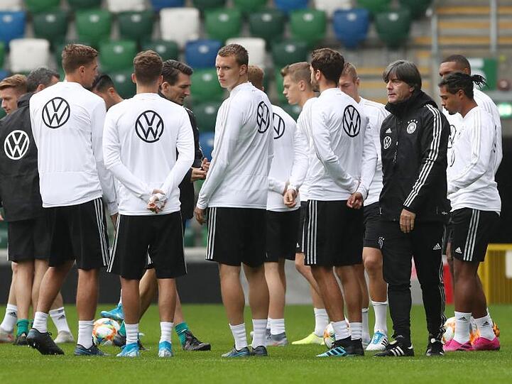 Bundestrainer Joachim Löw (2.v.r) mit seinen Spielern beim Abschlusstraining vor dem EM-Qualispiel in Nordirland.