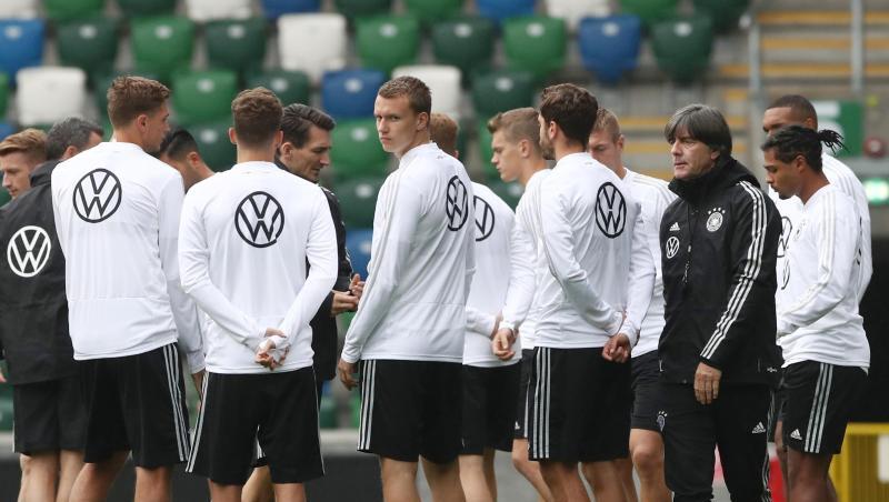 Bundestrainer Joachim Löw (2.v.r) mit seinen Spielern beim Abschlusstraining vor dem EM-Qualispiel in Nordirland. Bundestrainer Joachim Löw (2.v.r) mit seinen Spielern beim Abschlusstraining vor dem EM-Qualispiel in Nordirland.