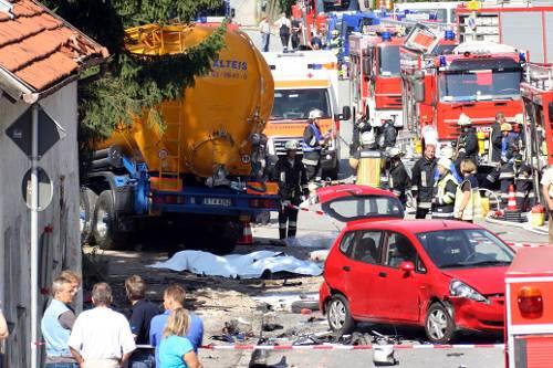 Eine Straße wie ein Schlachtfeld: mit weißen Planen verdeckt die Leichen der beiden Opfer