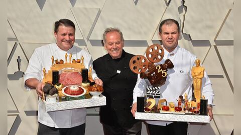 Der österreichische Star-Koch Wolfgang Puck (Mitte) bei der Oscarverleihung 2019.