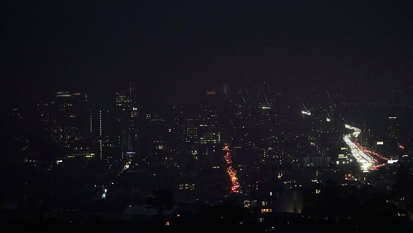 Die Skyline der nordkalifornischen Metropole ist ungew&ouml;hnlich dunkel.