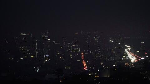 Die Skyline der nordkalifornischen Metropole ist ungew&ouml;hnlich dunkel.