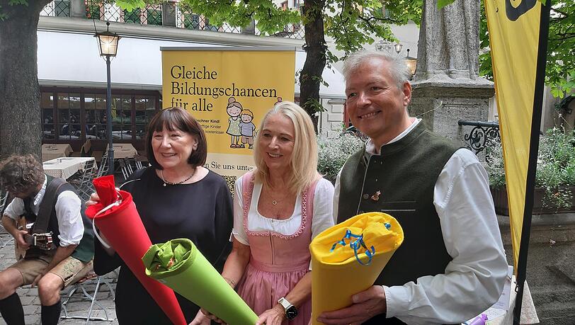 Ex-OB-Gattin Petra Reiter (l.) und das Hofbräuhaus-Wirtepaar Barbara und Wolfgang Sperger beim Startschuss zur Schultüten-Sammelaktion der "Bunten Münchner Kindl" im Jahr 2026. Ex-OB-Gattin Petra Reiter (l.) und das Hofbräuhaus-Wirtepaar Barbara und Wolfgang Sperger beim Startschuss zur Schultüten-Sammelaktion der "Bunten Münchner Kindl" im Jahr 2026.