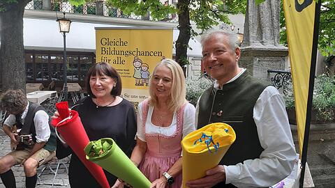 Ex-OB-Gattin Petra Reiter (l.) und das Hofbr&auml;uhaus-Wirtepaar Barbara und Wolfgang Sperger beim Startschuss zur Schult&uuml;ten-Sammelaktion der "Bunten M&uuml;nchner Kindl" im Jahr 2026.
